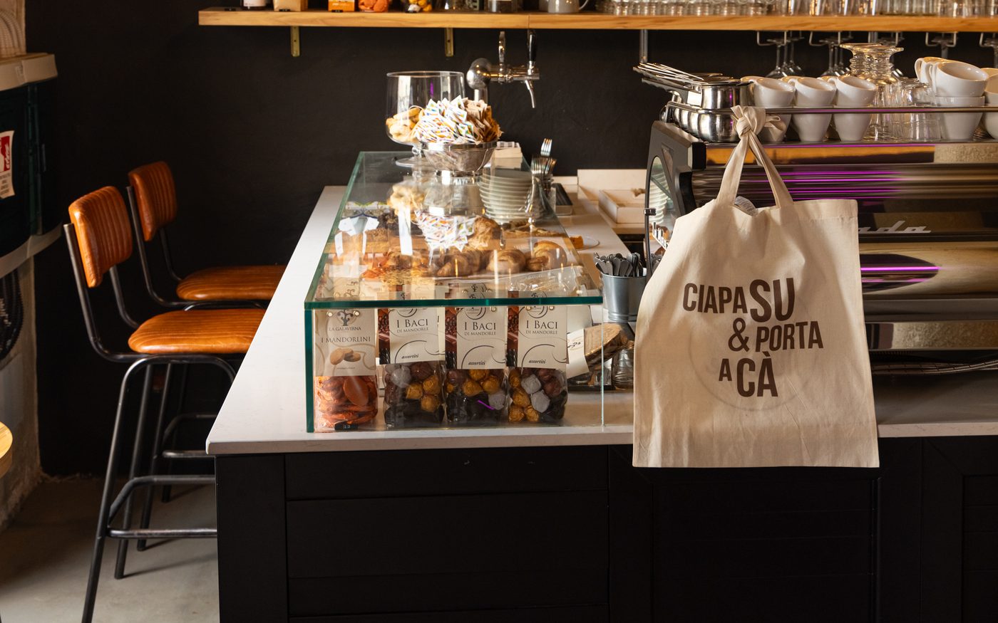 Il bancone di Miccone Piazza Duomo con la shopper Ciapa su e porta a cà