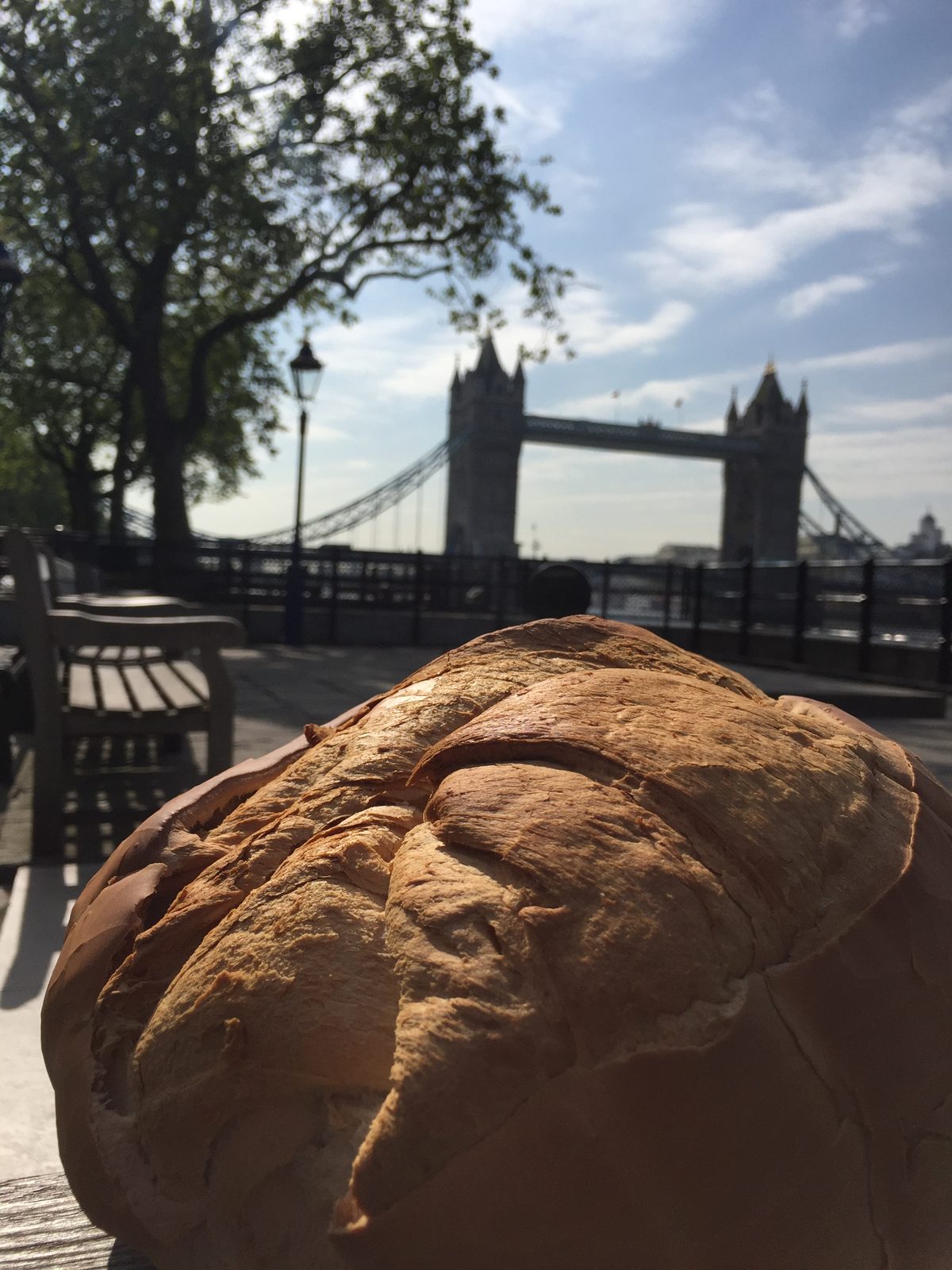 Un Miccone davanti al Tower Bridge di Londra