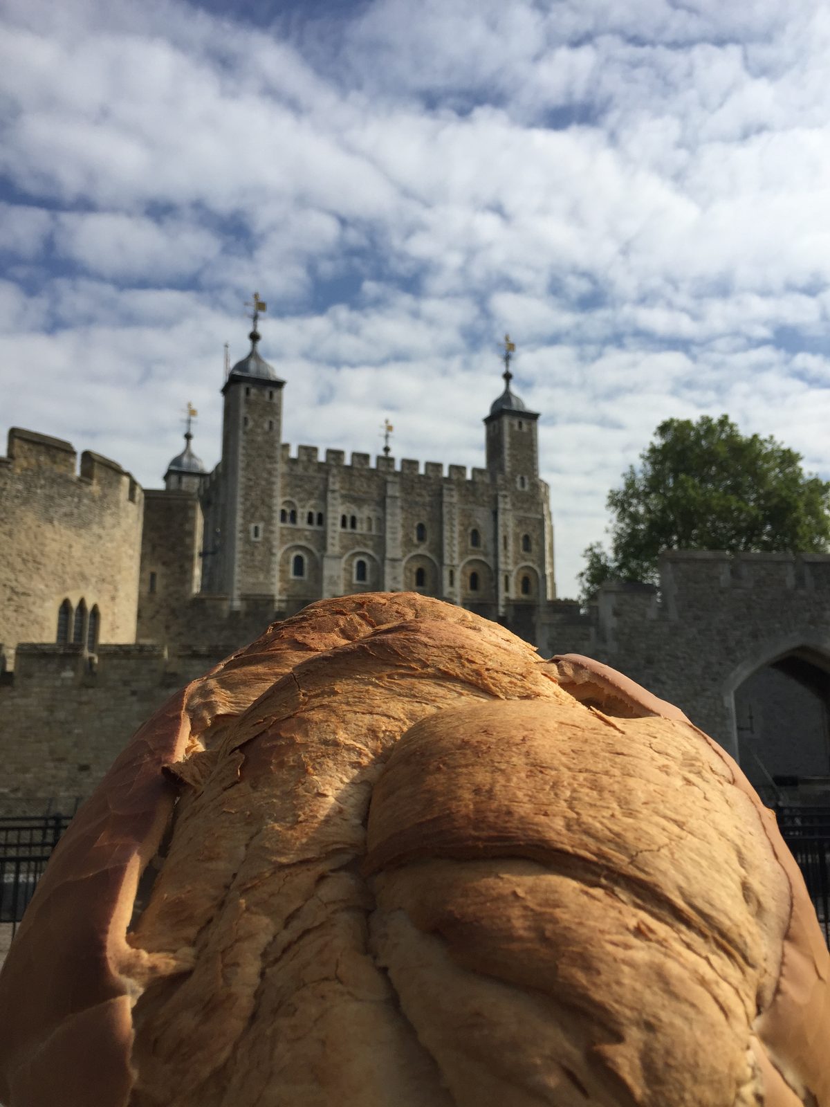 Il Miccone davanti alla Torre di Londra