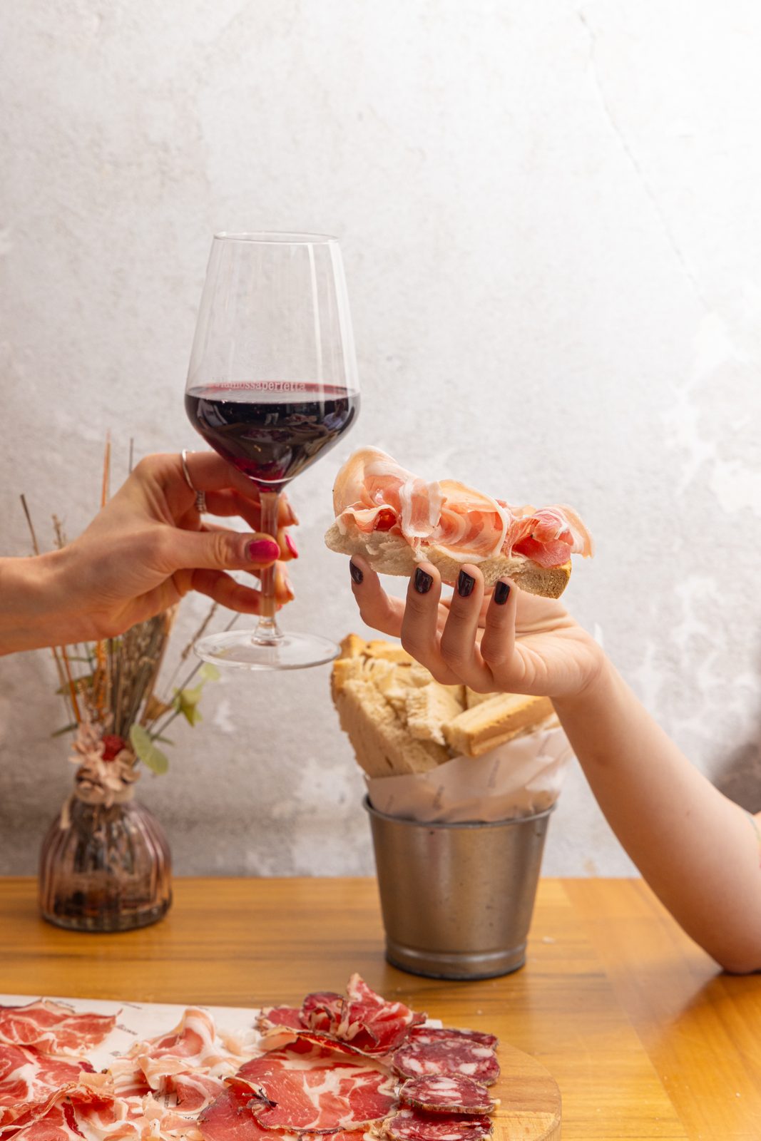 Brindisi con vino dell'Oltrepò e crostino di salumi